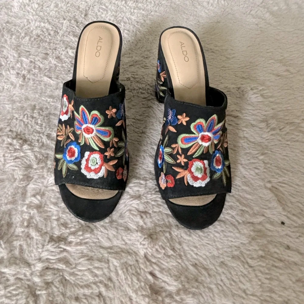 Also open toe embroidered pumps - Picture 2 of 6